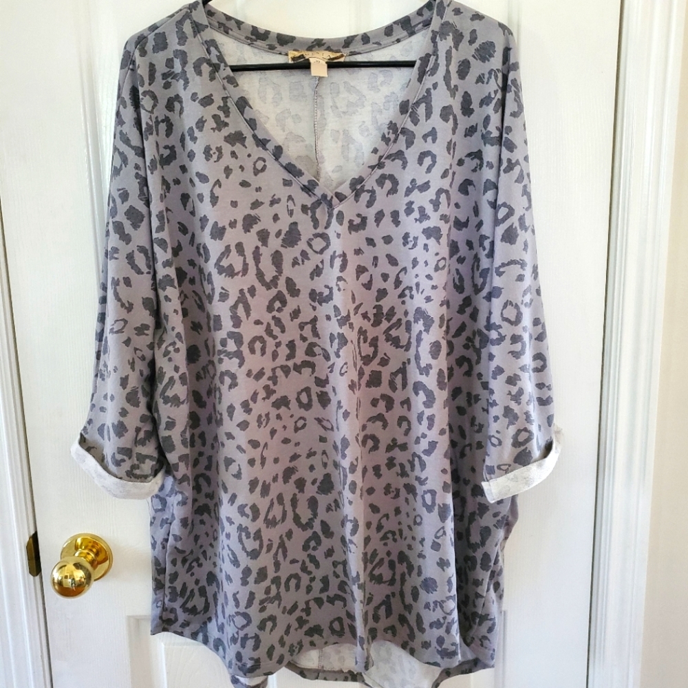 Animal print V-neck long length Top 3X Women's